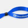 Bracelet tissu personnalisé bleu imprimé du logo DirectRuban en blanc, fermoir bague noire