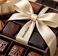 Boîte de chocolats nouée d'un ruban satin crème imprimé DirectRuban en noir