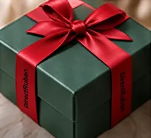 Coffret vert noué d'un ruban satin rouge imprimé DirectRuban en noir