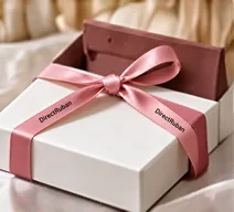 Écrin blanc noué d'un ruban satin rose imprimé DirectRuban en noir