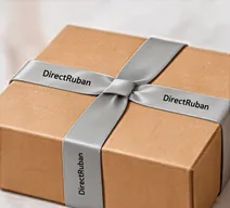 Colis kraft croisé d'un ruban satin gris perle imprimé DirectRuban en noir