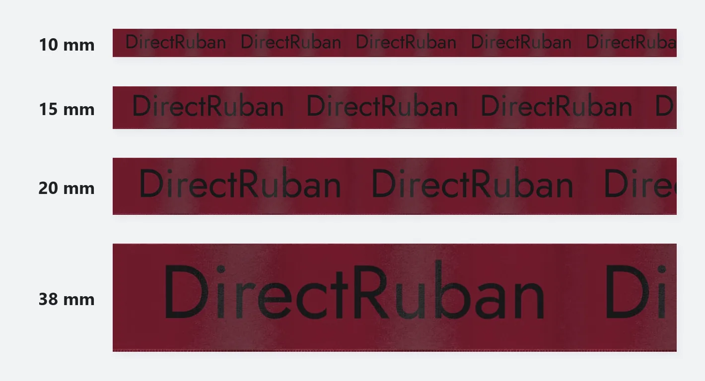 Les quatre largeurs de ruban satin bordeaux, 10, 15, 20 et 38 mm, imprimées DirectRuban en noir