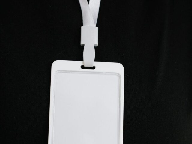 Porte-badge rigide blanc suspendu à un tour de cou blanc