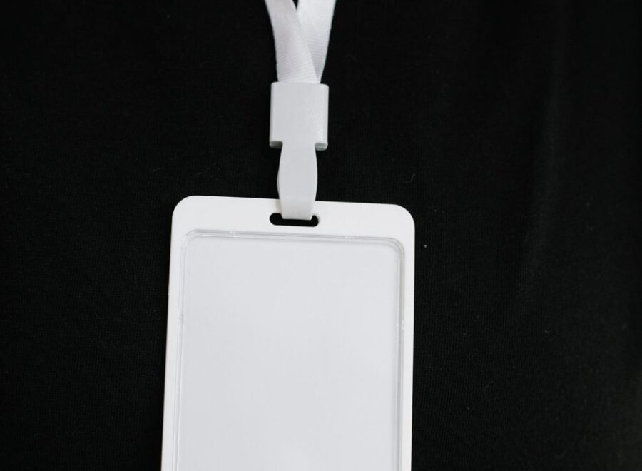 Porte-badge rigide blanc suspendu à un tour de cou blanc