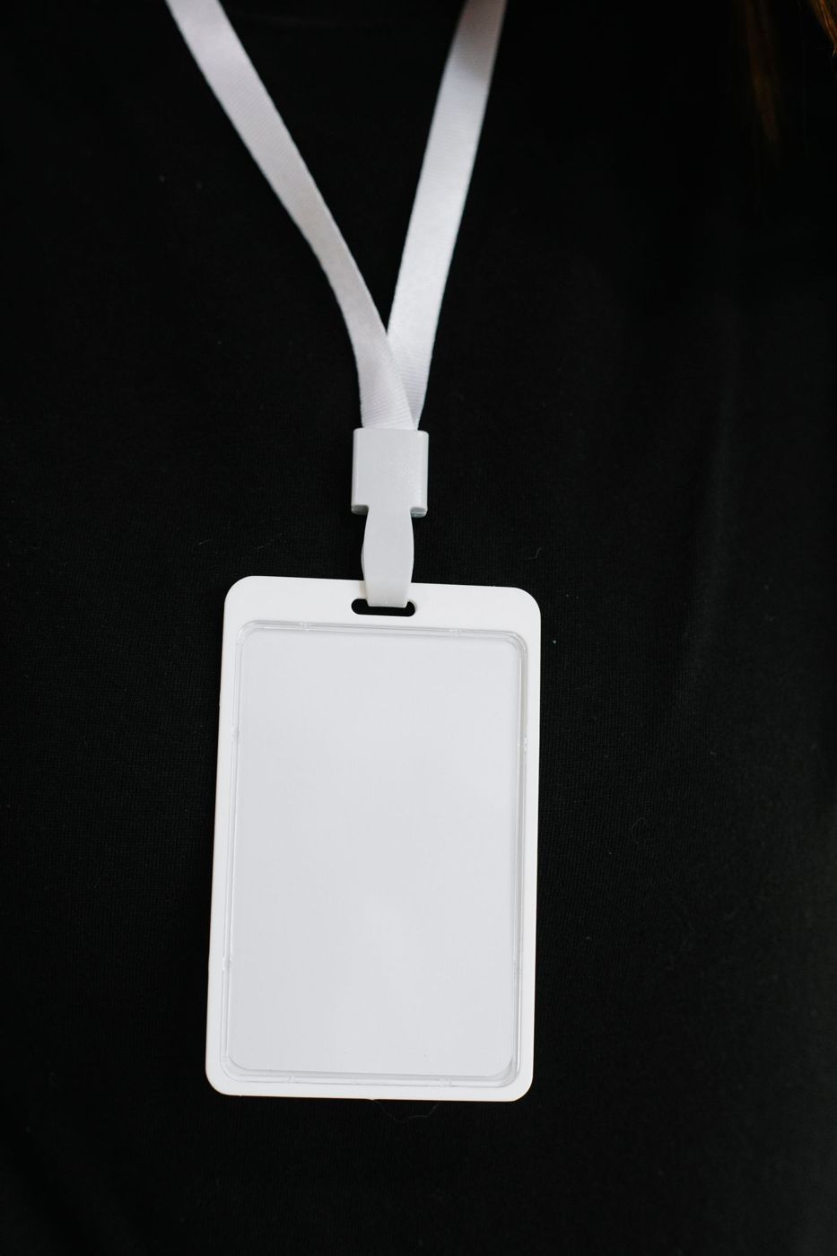 Porte-badge rigide blanc suspendu à un tour de cou blanc