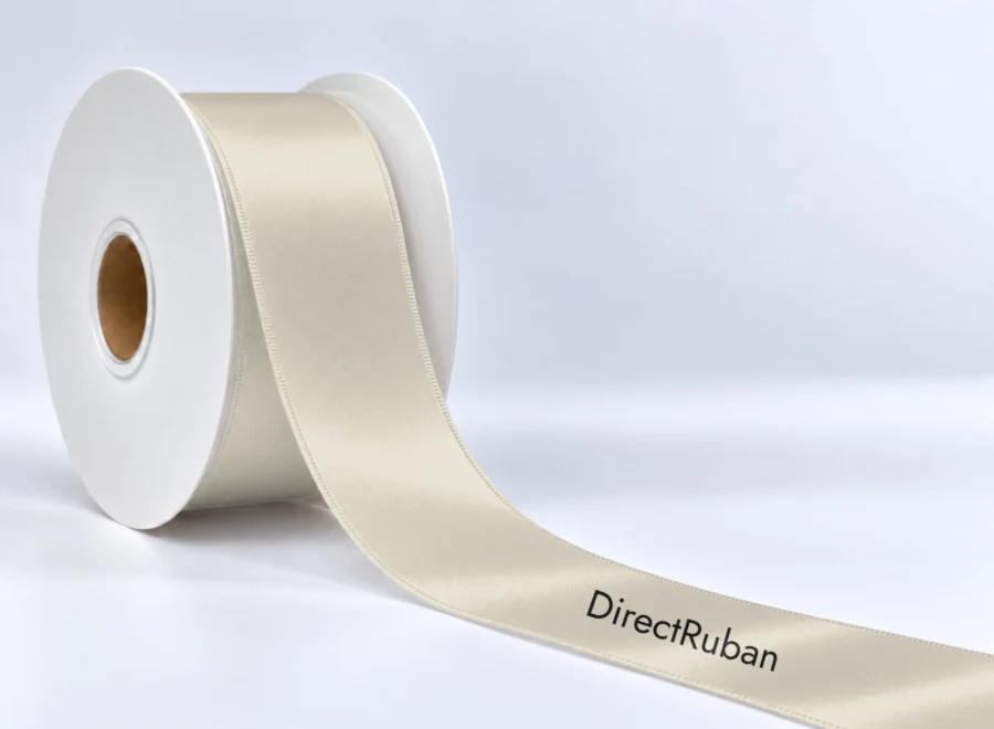 Ruban satin personnalisé écru 38 mm sur bobine, texte DirectRuban imprimé en noir