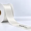 Bobine de ruban satin blanc 38 mm, texte DirectRuban imprimé en noir